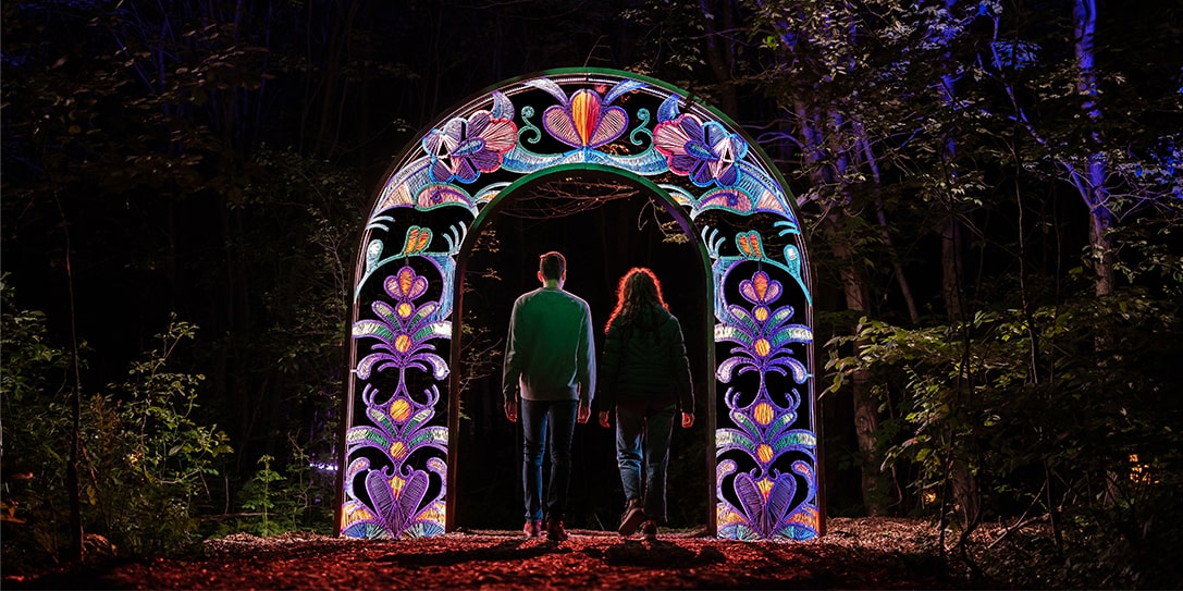 Couple qui traverse une arche lumineuse